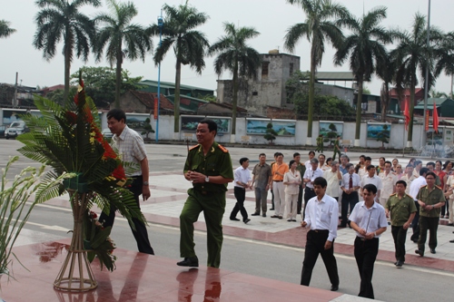 Đồng chí Đại tá, TS. Đặng Xuân Khang, Phó Giám đốc Học viện và cán bộ Trung tâm TTKH & TLGK dâng hương trước tượng đài Chủ tịch Hồ Chí Minh